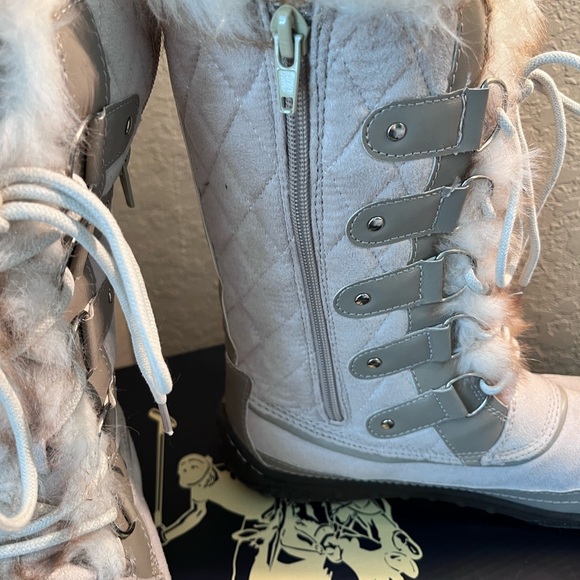U.S. Polo Assn. Gray and White Winter Boots with Fur Lining and Rubber Sole - Picture 3 of 3